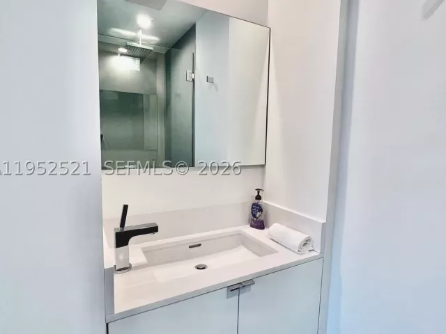 3-bedroom condo for rent in Miami Beach - 50 S Pointe Dr LOFT5 - MondialRealty