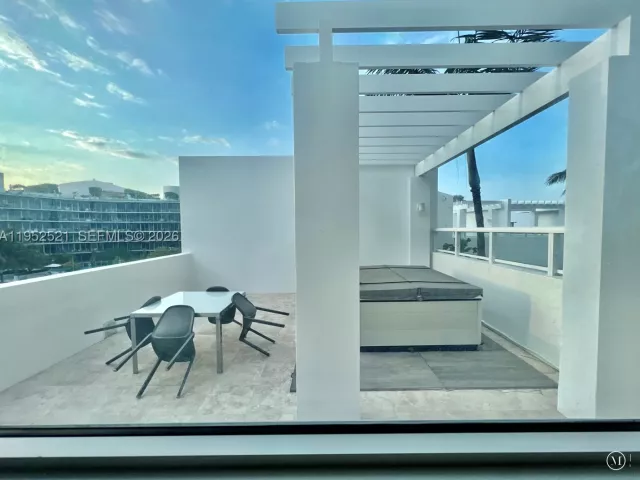 3-bedroom condo for rent in Miami Beach - 50 S Pointe Dr LOFT5 - MondialRealty