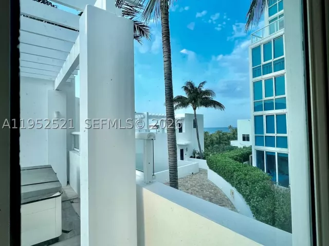 3-bedroom condo for rent in Miami Beach - 50 S Pointe Dr LOFT5 - MondialRealty