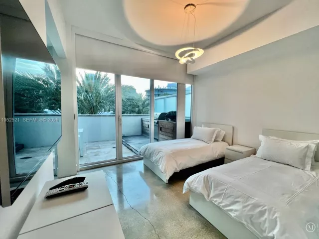 3-bedroom condo for rent in Miami Beach - 50 S Pointe Dr LOFT5 - MondialRealty