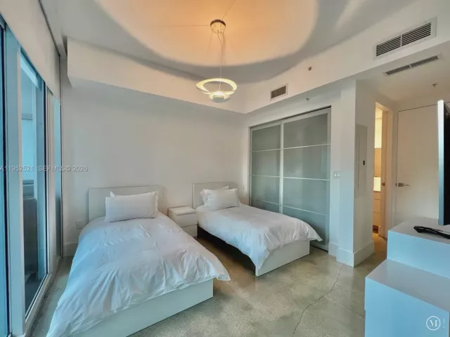 3-bedroom condo for rent in Miami Beach - 50 S Pointe Dr LOFT5 - MondialRealty