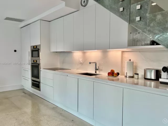 3-bedroom condo for rent in Miami Beach - 50 S Pointe Dr LOFT5 - MondialRealty