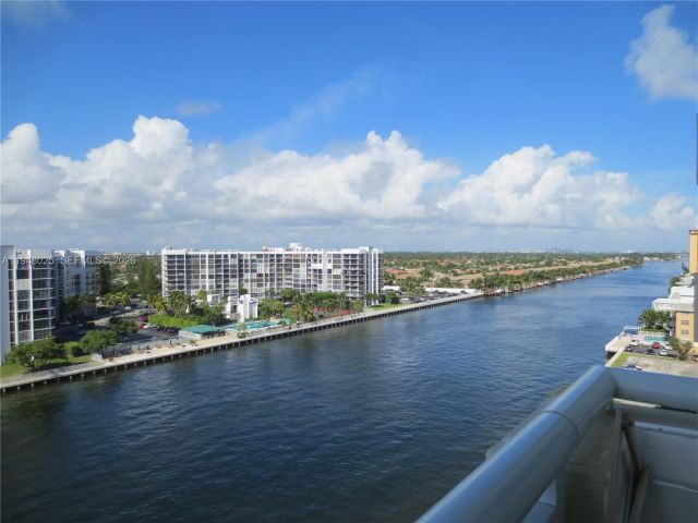 1-bedroom condo for rent in Hollywood - 3000 S Ocean Dr 904 - MondialRealty