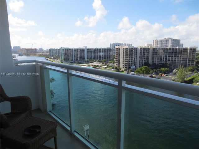1-bedroom condo for rent in Hollywood - 3000 S Ocean Dr 904 - MondialRealty