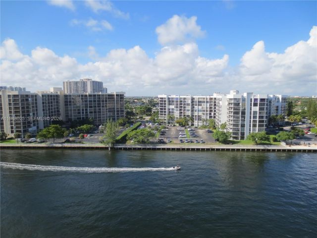 1-bedroom condo for rent in Hollywood - 3000 S Ocean Dr 904 - MondialRealty