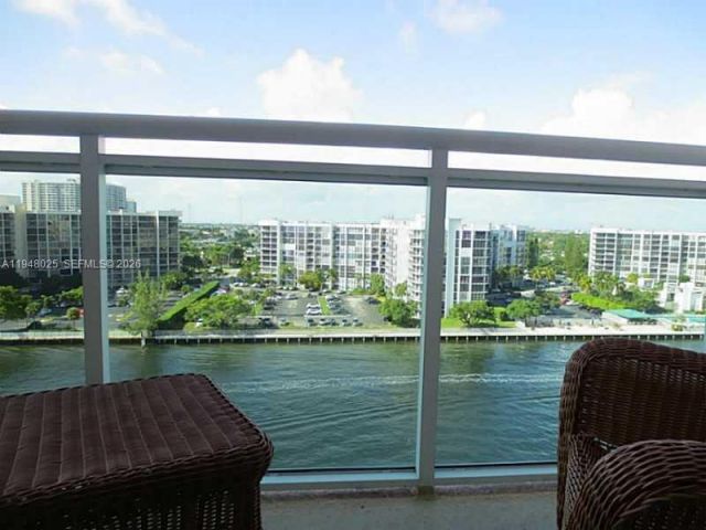 1-bedroom condo for rent in Hollywood - 3000 S Ocean Dr 904 - MondialRealty