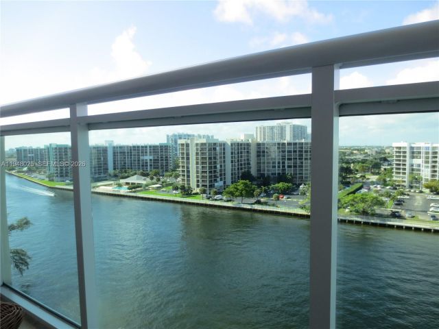 1-bedroom condo for rent in Hollywood - 3000 S Ocean Dr 904 - MondialRealty