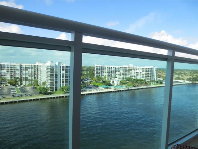 1-bedroom condo for rent in Hollywood - 3000 S Ocean Dr 904 - MondialRealty
