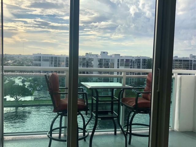 1-bedroom condo for rent in Hollywood - 3000 S Ocean Dr 904 - MondialRealty