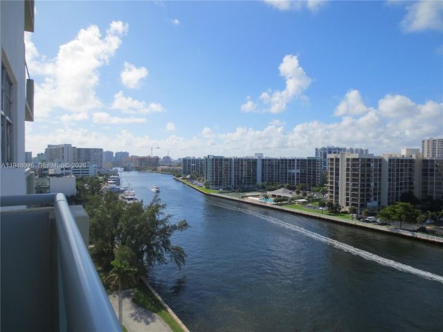 1-bedroom condo for rent in Hollywood - 3000 S Ocean Dr 904 - MondialRealty