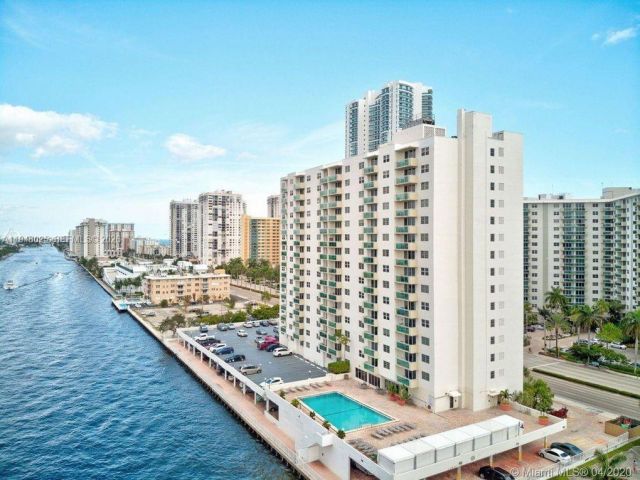 1-bedroom condo for rent in Hollywood - 3000 S Ocean Dr 904 - MondialRealty