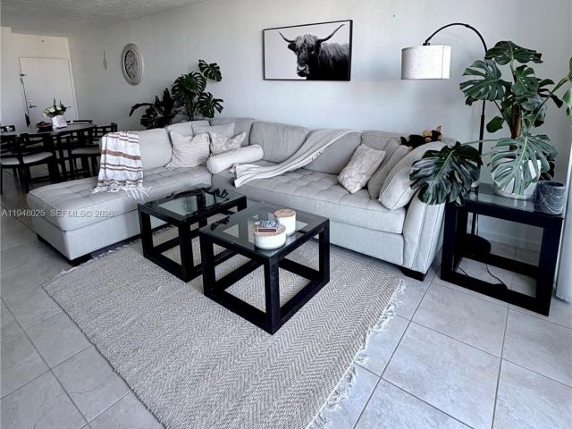 1-bedroom condo for rent in Hollywood - 3000 S Ocean Dr 904 - MondialRealty