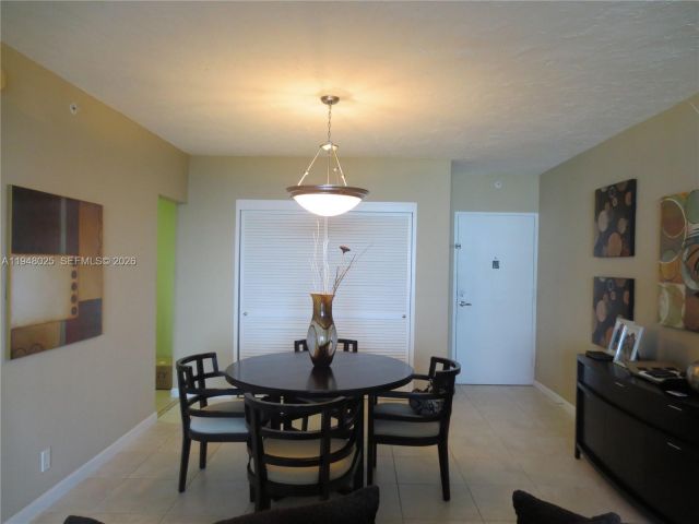 1-bedroom condo for rent in Hollywood - 3000 S Ocean Dr 904 - MondialRealty