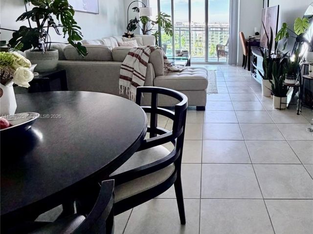 1-bedroom condo for rent in Hollywood - 3000 S Ocean Dr 904 - MondialRealty
