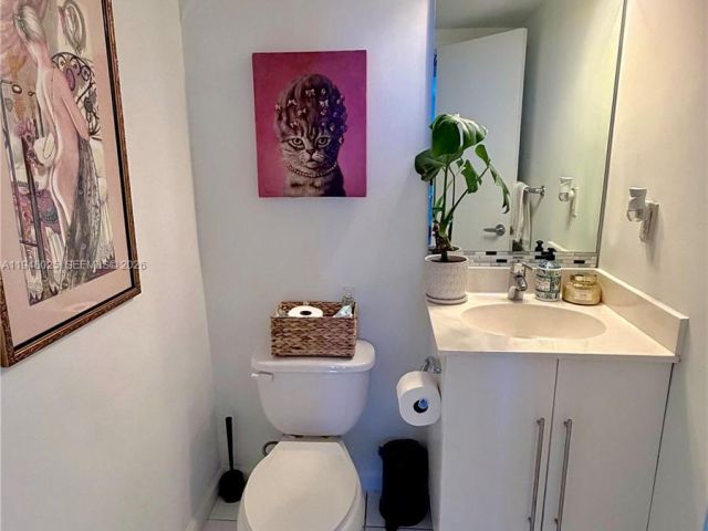 1-bedroom condo for rent in Hollywood - 3000 S Ocean Dr 904 - MondialRealty