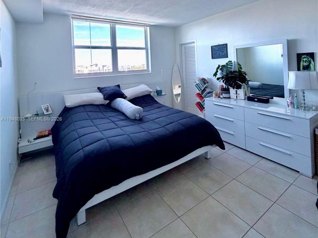 1-bedroom condo for rent in Hollywood - 3000 S Ocean Dr 904 - MondialRealty