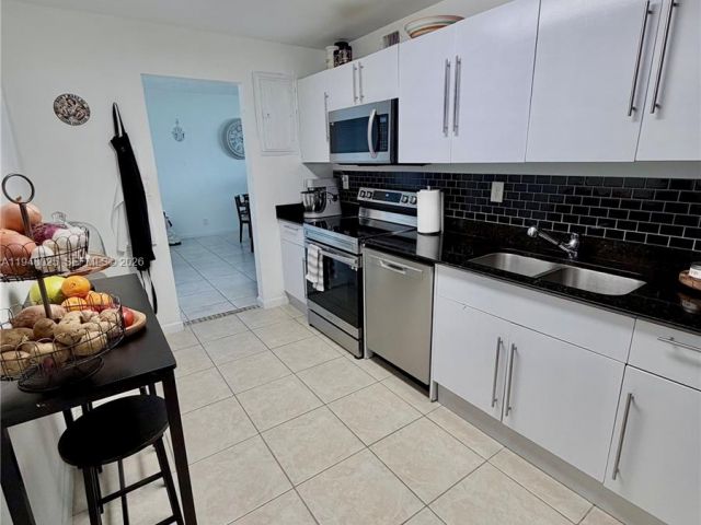 1-bedroom condo for rent in Hollywood - 3000 S Ocean Dr 904 - MondialRealty