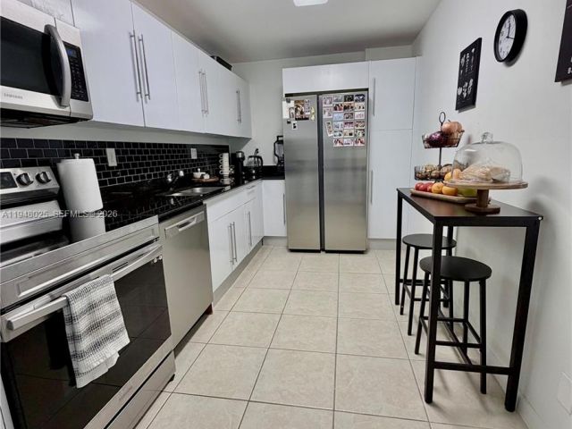 1-bedroom condo for rent in Hollywood - 3000 S Ocean Dr 904 - MondialRealty