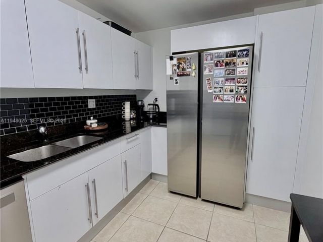 1-bedroom condo for rent in Hollywood - 3000 S Ocean Dr 904 - MondialRealty