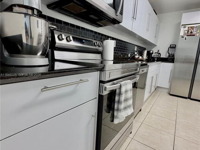 1-bedroom condo for rent in Hollywood - 3000 S Ocean Dr 904 - MondialRealty