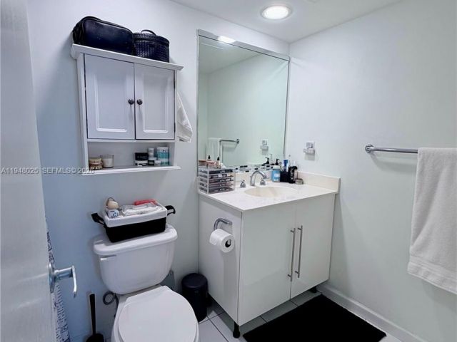 1-bedroom condo for rent in Hollywood - 3000 S Ocean Dr 904 - MondialRealty