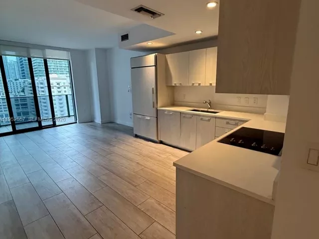 1-bedroom condo for sale in Miami - 45 SW 9th St 1004 - MondialRealty