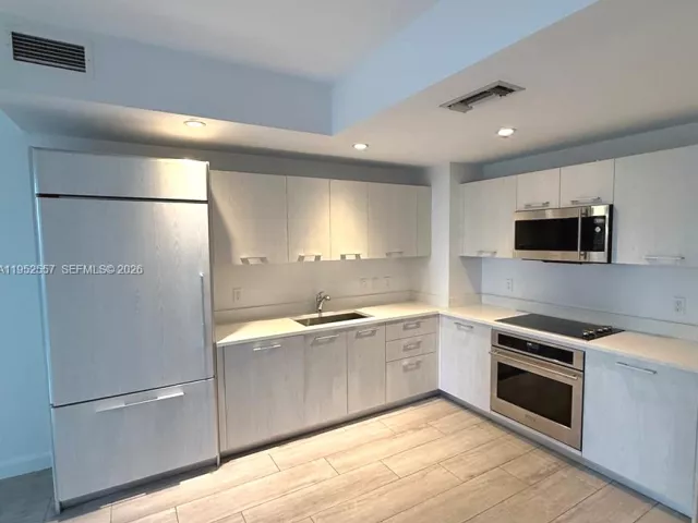 1-bedroom condo for sale in Miami - 45 SW 9th St 1004 - MondialRealty