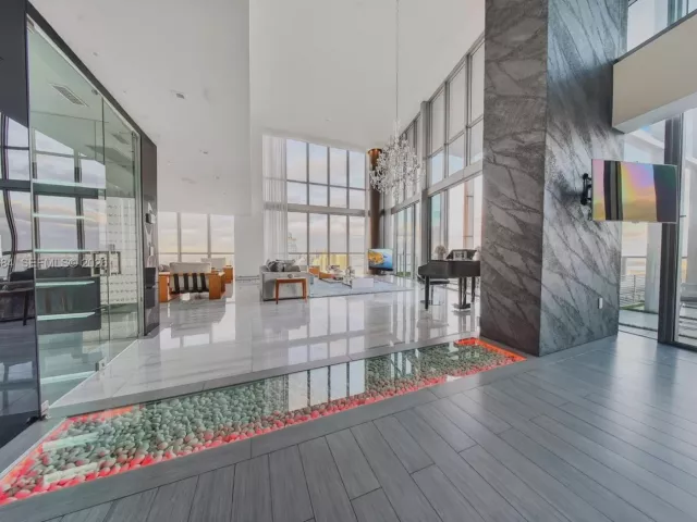 6-bedroom condo for sale in Miami - 1100 Biscayne Blvd 5306 - MondialRealty