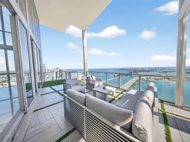 6-bedroom condo for sale in Miami - 1100 Biscayne Blvd 5306 - MondialRealty