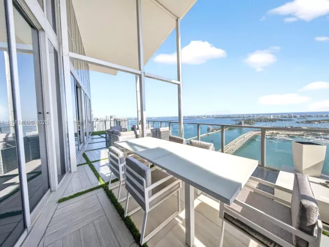 6-bedroom condo for sale in Miami - 1100 Biscayne Blvd 5306 - MondialRealty