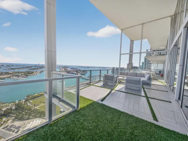 6-bedroom condo for sale in Miami - 1100 Biscayne Blvd 5306 - MondialRealty