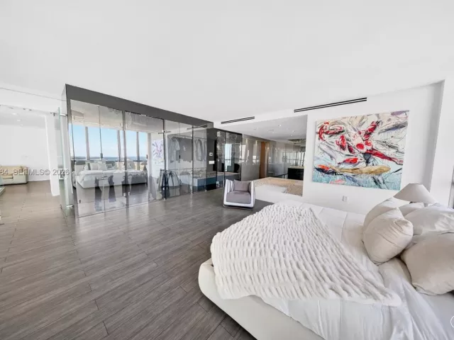 6-bedroom condo for sale in Miami - 1100 Biscayne Blvd 5306 - MondialRealty