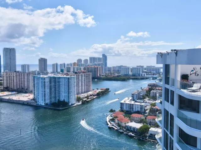 3-bedroom condo for sale in Aventura - 2800 Island Blvd PH05 - MondialRealty