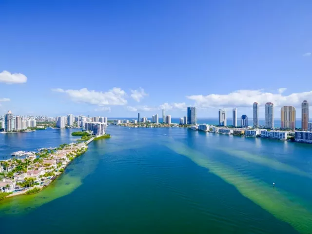 3-bedroom condo for sale in Aventura - 2800 Island Blvd PH05 - MondialRealty