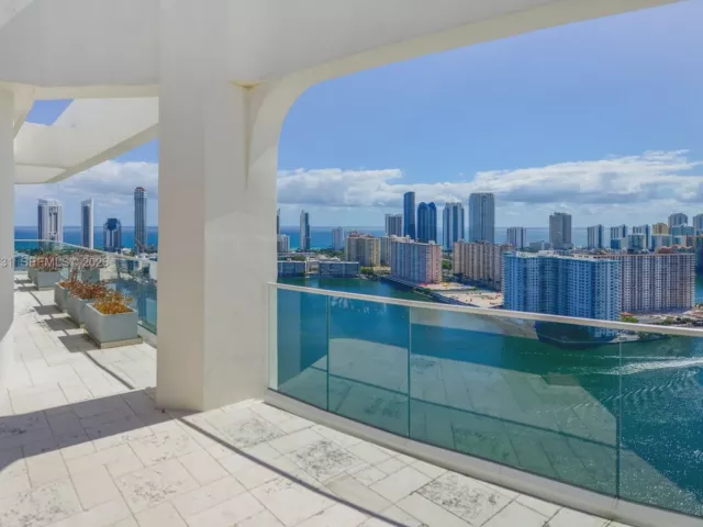 3-bedroom condo for sale in Aventura - 2800 Island Blvd PH05 - MondialRealty