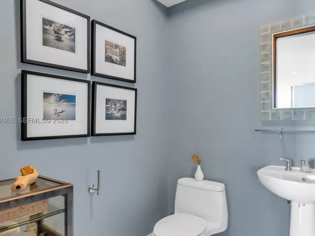 2-bedroom condo for rent in Sunny Isles Beach - 16699 Collins Ave 4202 - MondialRealty