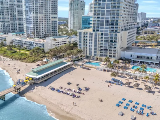 2-bedroom condo for rent in Sunny Isles Beach - 16699 Collins Ave 4202 - MondialRealty