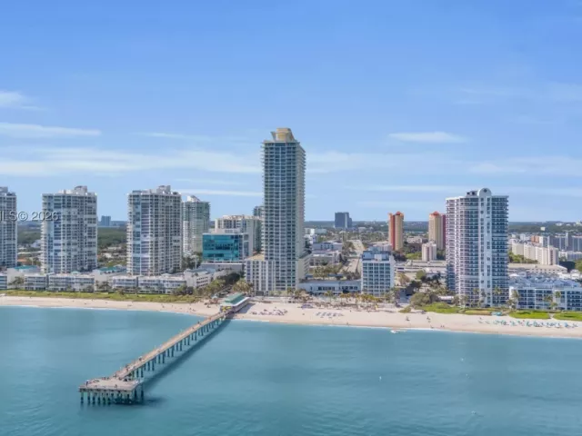 2-bedroom condo for rent in Sunny Isles Beach - 16699 Collins Ave 4202 - MondialRealty