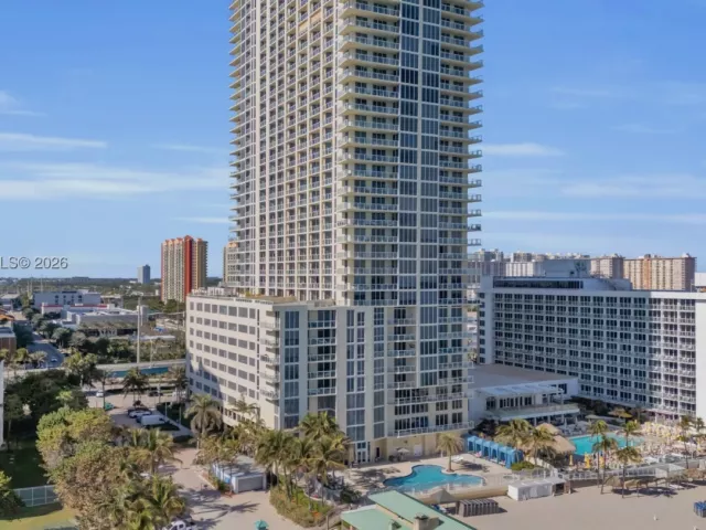 2-bedroom condo for rent in Sunny Isles Beach - 16699 Collins Ave 4202 - MondialRealty