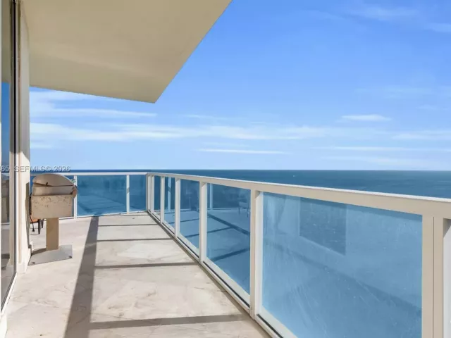 2-bedroom condo for rent in Sunny Isles Beach - 16699 Collins Ave 4202 - MondialRealty