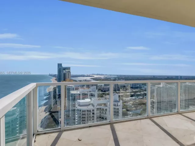 2-bedroom condo for rent in Sunny Isles Beach - 16699 Collins Ave 4202 - MondialRealty