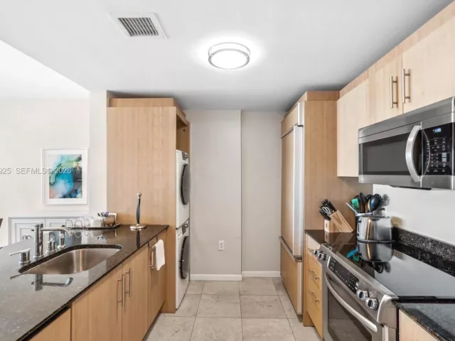 1-bedroom condo for rent in Bal Harbour - 10275 Collins Ave 529 - MondialRealty