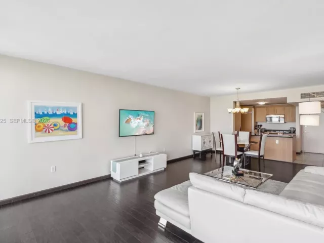 1-bedroom condo for rent in Bal Harbour - 10275 Collins Ave 529 - MondialRealty