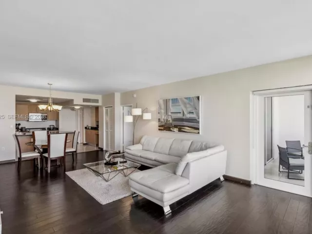 1-bedroom condo for rent in Bal Harbour - 10275 Collins Ave 529 - MondialRealty