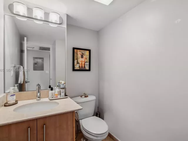 1-bedroom condo for rent in Bal Harbour - 10275 Collins Ave 529 - MondialRealty