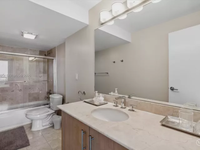 1-bedroom condo for rent in Bal Harbour - 10275 Collins Ave 529 - MondialRealty