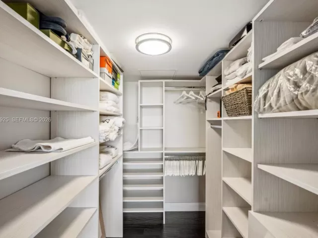 1-bedroom condo for rent in Bal Harbour - 10275 Collins Ave 529 - MondialRealty