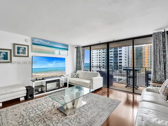 2-bedroom condo for rent in Hollywood - 2201 S Ocean Dr 608 - MondialRealty