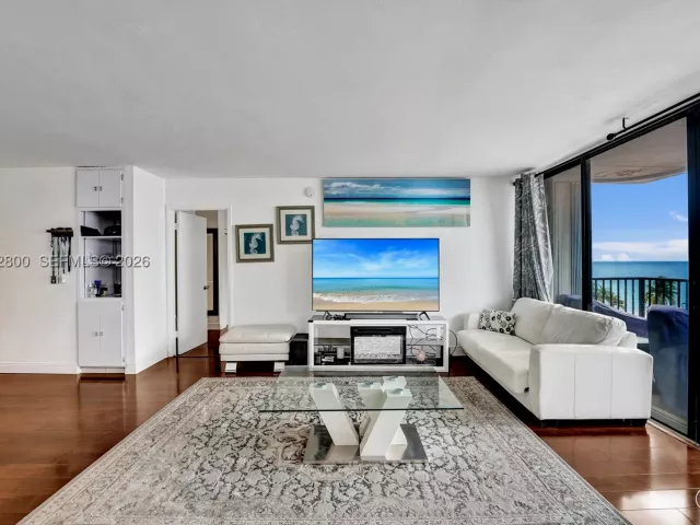 2-bedroom condo for rent in Hollywood - 2201 S Ocean Dr 608 - MondialRealty