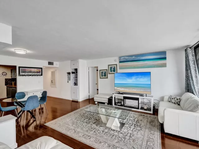 2-bedroom condo for rent in Hollywood - 2201 S Ocean Dr 608 - MondialRealty